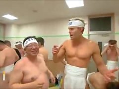 TV-Programm auf dem japanischen Naked Festival