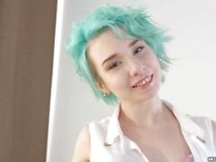 Teenager dai capelli verdi diventa anale - SunPorno senza censura