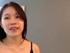 Japanilaisen teini-ikäinen tyttö masturboida Dildot