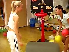 Den Cindy och Bärnstensfärgad knullar med varandra i gymmet