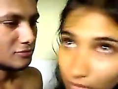 De couple Indian nue dans la de bains