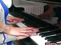 Maestro de piano Tania a Tate enseña a estudiante