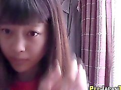 Asiatiskt tonåring att kissa och sniffa