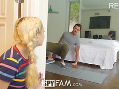 SPYFAM Kinky belle-fille goûte grosse bite papa