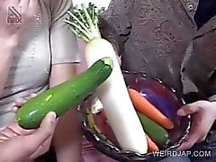 Japanese Pussy gefickt with vegetables In