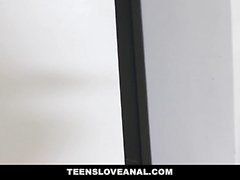 TeensLoveAnal bonito de Stepsis demora um vibrador na Ass