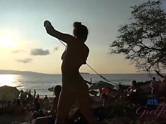 Jade Nile met sur un spectacle pour tous à la plage de nudistes