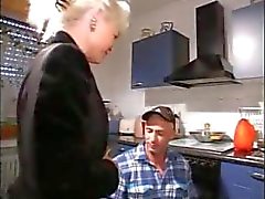Geilen Blondine Großmutter bläst die Mechaniker und bekommt in der Küche geschlagen