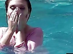 Gf eléctricas de Jojo Beijo ferrado à beira da piscina e pegou com câmara