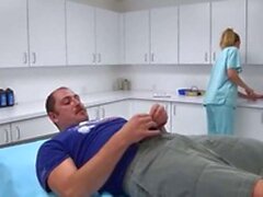 Krankenschwester verleiht eine Hand - SunPorno unzensiert
