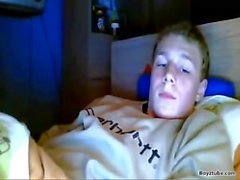 Danois Solo Boy - Cam Show avec Cumshot sur le ventre et la main (Boyztube)