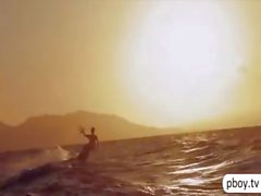 Di tre playmates vanno nudi il kitesurf